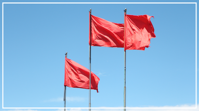 Red Flags Beziehung: Warnzeichen, die man erst Monate später versteht